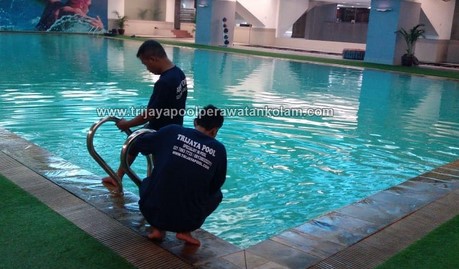 pemberian chemical air kolam renang