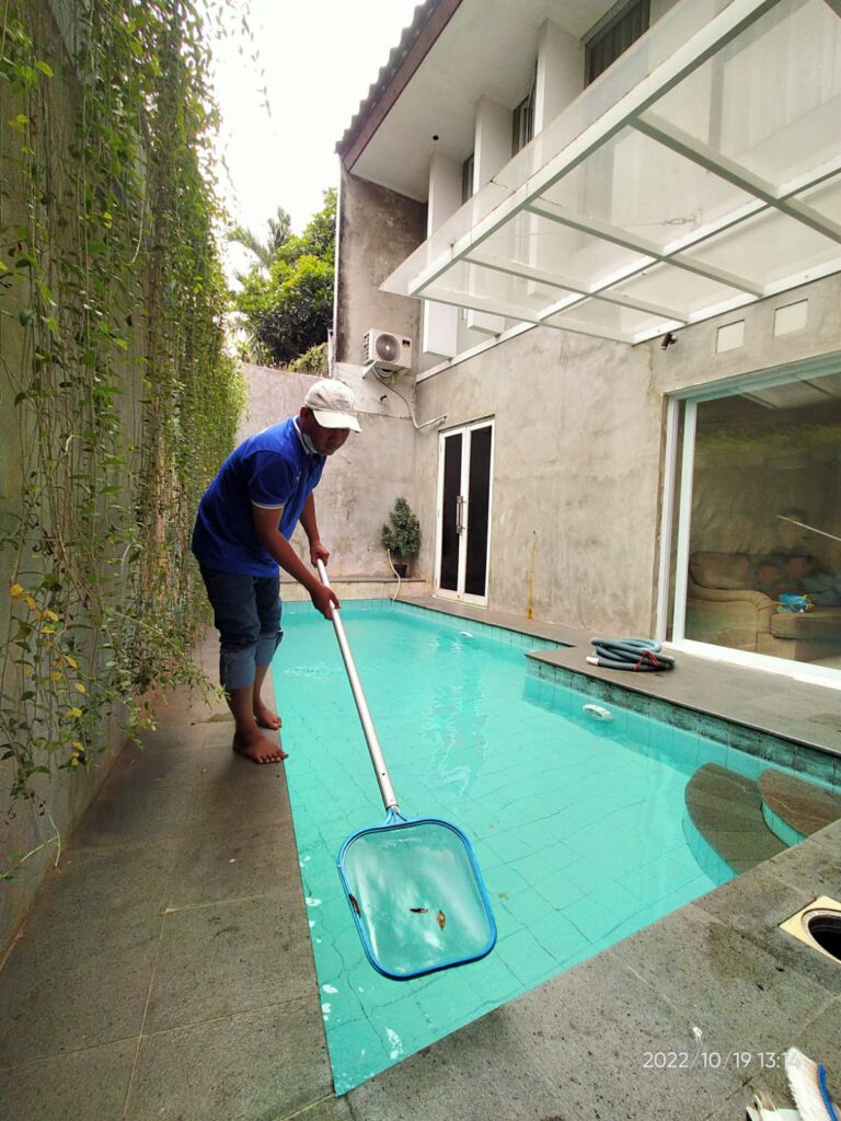 Panduan Perawatan Air Pada Kolam Renang di Rumah pembersihan kolam renang di rumah