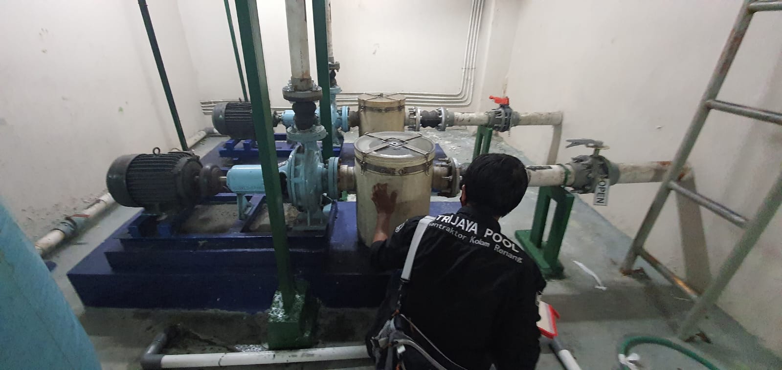 pengecekan sistem kolam renang