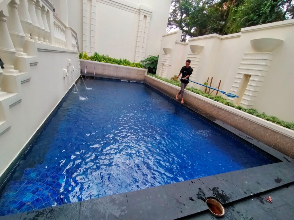 Cara Menghilangkan Noda dari Kolam Renang