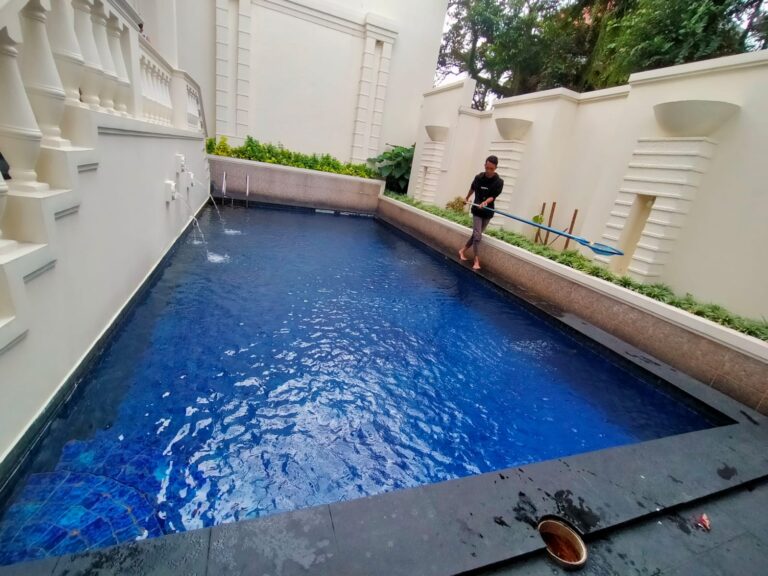 Cara Menghilangkan Noda dari Kolam Renang Cara Menghilangkan Noda dari Kolam Renang