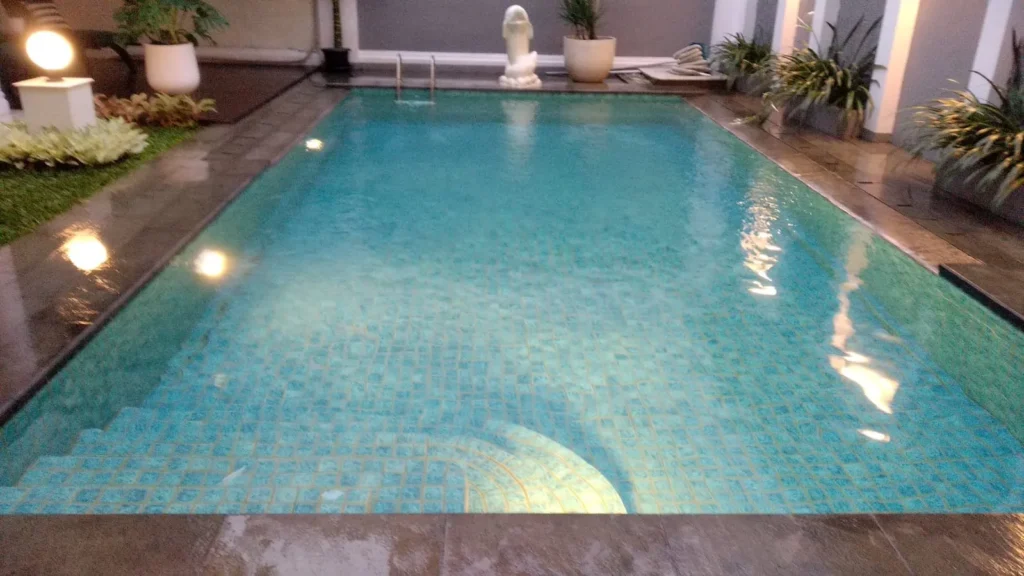 kolam renang dengan lampu
