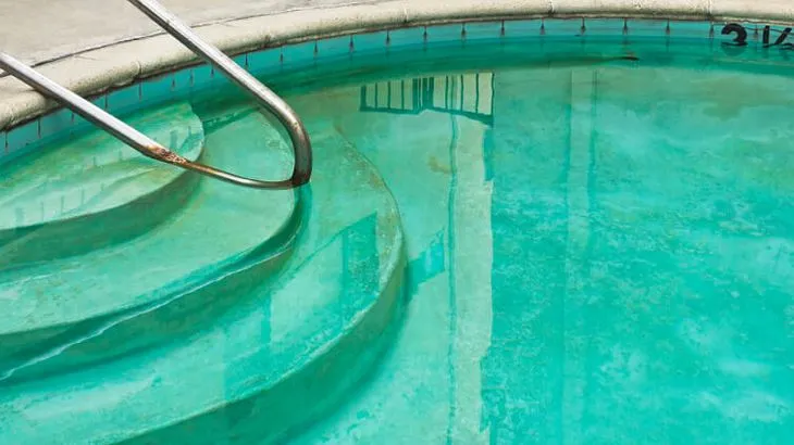 membersihkan noda kolam renang
