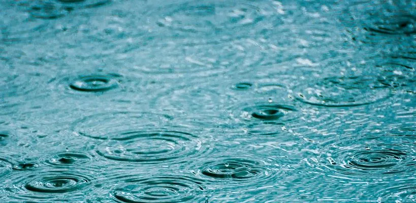 perawatan kolam renang saat terkena hujan
