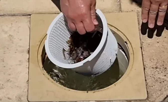 mengangkat wadah skimmer box