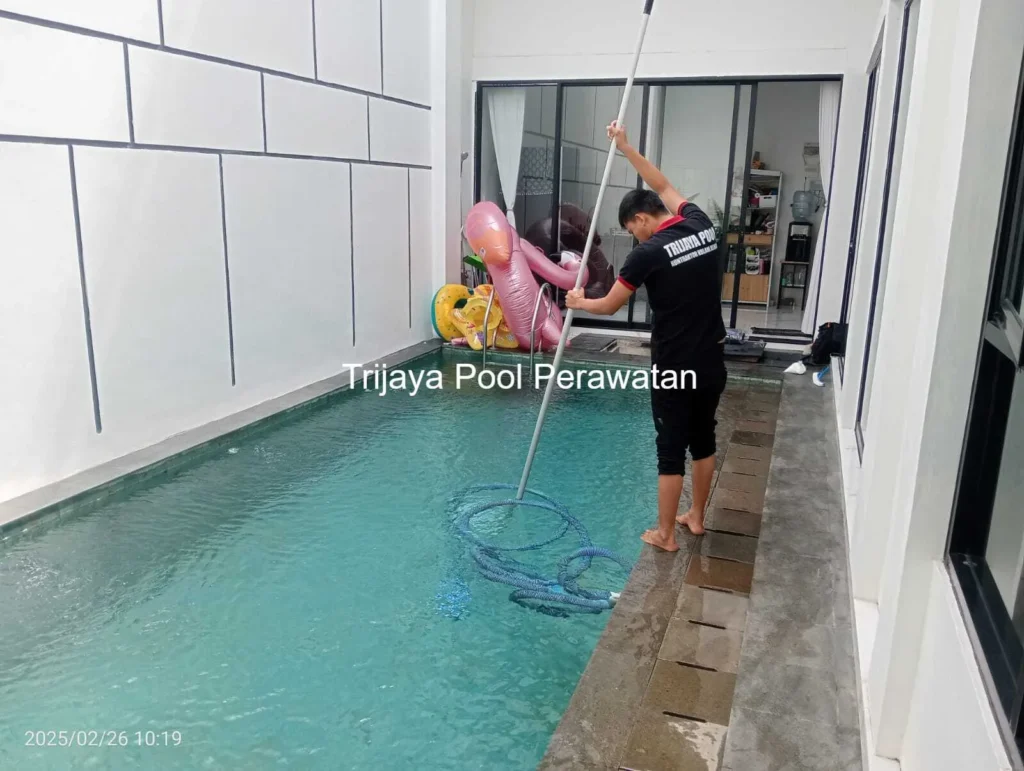 Menjaga Peralatan Kolam Renang