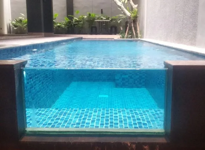 membersihkan kaca kolam renang