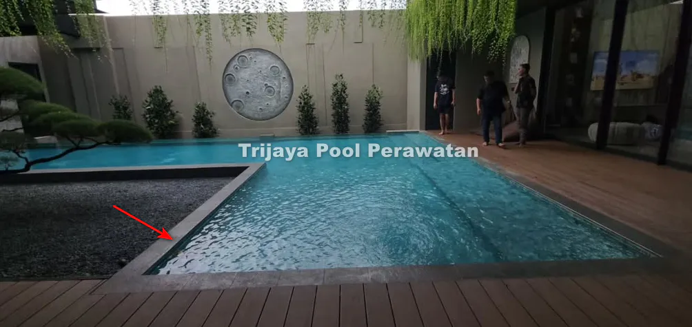 Bibir Kolam Renang