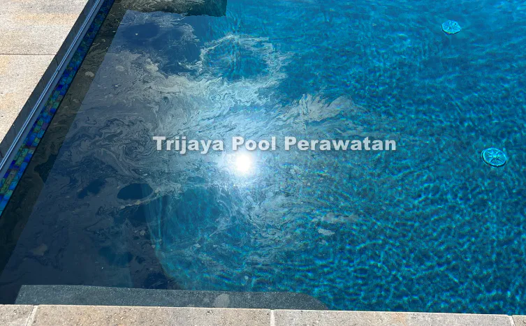 Penyebab Munculnya Minyak Pada Air Kolam Renang dan Solusinya