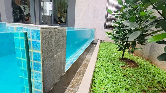 cara membersihkan bibir kolam renang