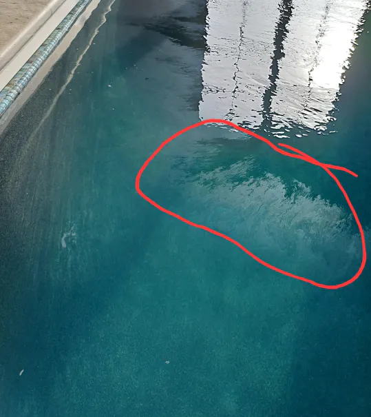 kolam renang berminyak