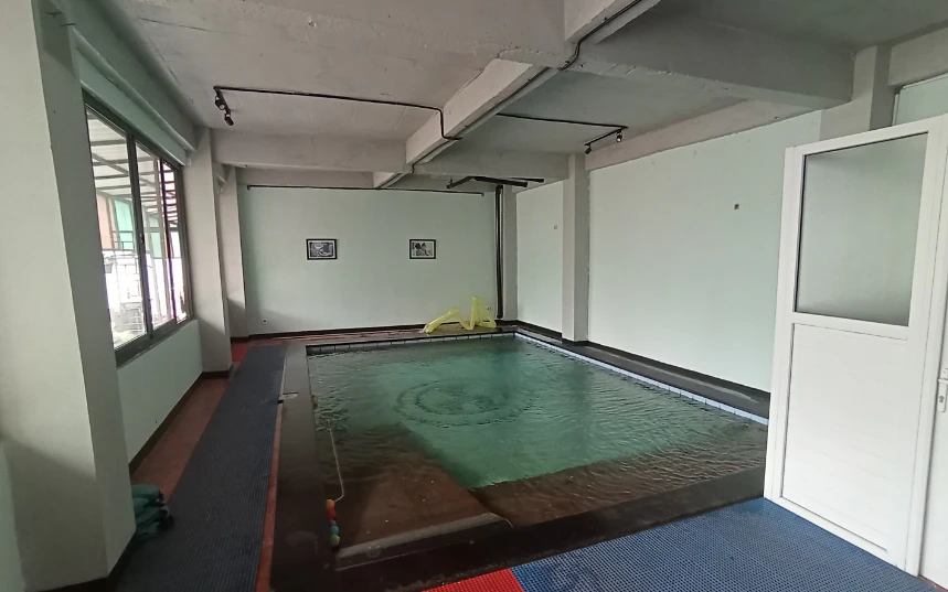 kolam hidroterapi